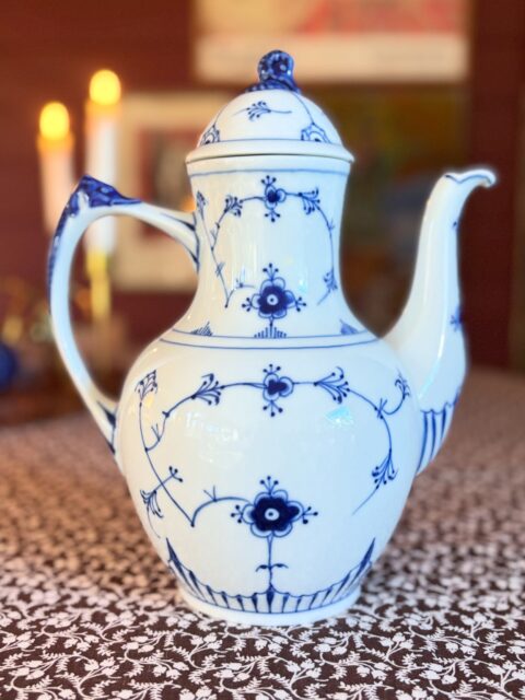 Finnes det noe vakrere enn musselmalt porselen? 💙🤍 Nydelig vintage kaffekanne fra danske Bing & Grøndahl, fra 1980-tallet. B&G fusjonerte i 1987 med Royal Copenhagen. Hel og pen. H opp til kork på lokket: ca 25 cm. Pris: 1500 kr. Kjøpe nå med Vipps? Send melding. Må hentes, sendes ikke. 💙🤍 Bilder tatt hjemme hos meg, kun kannen er til salgs.