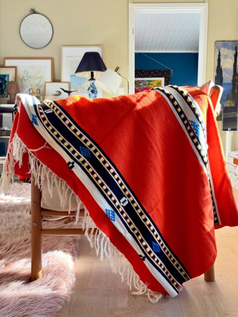 Superfint vintage, vevd ullteppe/veggteppe i gill orange med mønster i blått, lysegult, sort og hvitt 🧡 Lunt og mykt. Gjør seg over sofaen, som sengeteppe eller til pynt på veggen. Mål: 235 x 130 cm + frynser. I god vintagestand, en liten, svak skjold (se siste bildet). Pris: 1500 kr. Kjøpe nå med Vipps? Send melding. Bilder tatt hjemme hos meg, kun teppet er til salgs. 🍁🍁