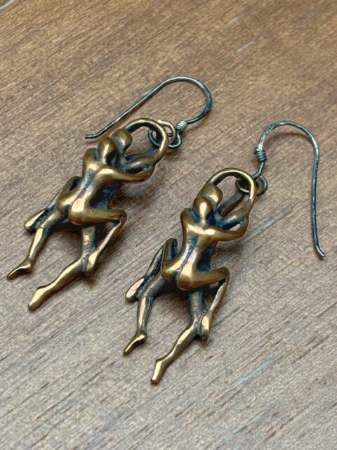 *SOLGT* Tiny dancers 👀 Vintage statement-øredobber i bronse, unike og skulpturelle og noe helt for seg selv 👯‍♀️H 3,5-4 cm, B 1,5 cm. Pris: 800 kr. Kjøpe nå med Vipps? Send melding 👄