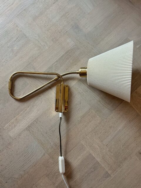 *SOLGT* Superfin vintage vegglampe i blank messing fra T. Røste & co, norsk lampeprodusent. 1950-60-talls. Justerbar, plissert skjerm medfølger. Maks utslått 76 cm. Moderne stikk. Pris: 2500 kr. Kjøpe nå med Vipps? Send melding. Må hentes ✨✨✨