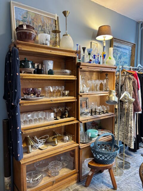 Søndagsåpent 12-16! Ta turen til Tidstypisk i dag for butikken er stappfull av fine vintageskatter, både interiør og klær 👌🏻😻✨ Velkommen! ❣️Sinsenterrassen 10

På øverste hylle 👌🏻✨Antikk og vintage

Porselensfigur fra Villeroy & Boch

Krukke 1200 kr, lysestake i messing 799 kr

Ekte vintageklær - det mest unike og eksklusive du kan kjøpe i dag, slikt lages ikke mer og det blir stadig vanskeligere å finne! Tidstypisk har alltid et godt utvalg vintageklær fra 1920-1990-tall☺️

Butikkene er full av kule lamper og keramikk fra 1960-70-tall

✨✨✨✨✨

Nyheter settes ut daglig, både interiør og klær💞

Har hengt ut mange lune ullblazere, drakter og jakker i butikk 🍁🍁🍁

Rosa 60-tall og 90-tall 🩷🩷

Ekte vintage finner du hos Tidstypisk 👌🏻💞

Velkommen til Tidstypisk!