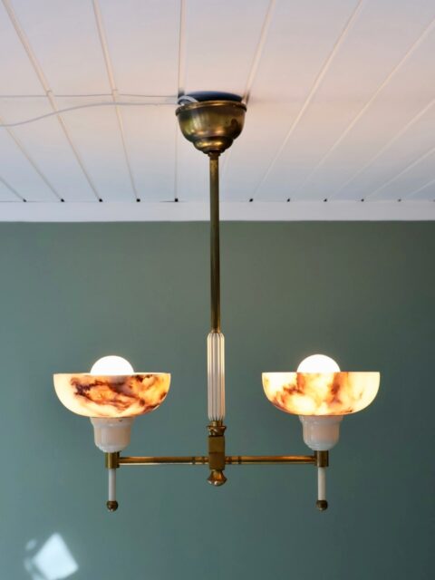 *SOLGT* Finnes det noe vakrere enn vintagelamper i Swedish Grace-/art deco-stil? ✨ Denne i messing fra perioden 1930-50-tall har kupler i brunrødmønstret marmor, helt nydelig! Kobles til sukkerbit i taket. I god vintagestand. Mål: H 55 cm, B 44 cm. Pris: 3500 kr. Ønsker du å kjøpe lampen nå med Vipps og hente i butikk? Send melding. Må hentes, sendes ikke. Søndagsåpent 12-16.