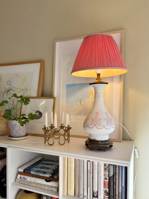 Et smykke av en antikk jugend-lampe, i melkehvitt opalglass med lyserosa dekor og fot i bronse✨ Lampen er laget hos C.H. Stobwasser i Berlin, og den er fra århundreskiftet, ca. 1900. Jugendstil er den tyske varianten av den franske stilretningen art nouveau, som var moderne i perioden ca 1890-1915. Opprinnelig var nok lampen laget som oljelampe, men en tidligere eier har endret den til elektrisk 💫 i dag har den moderne stikk, og den pene, plisserte rosa stoffskjermen følger med, for den passer helt ypperlig til! 🩷 H inkl skjerm 60 cm. Ø fot 15,5 cm, Ø skjerm på bredeste: 31 cm. Pris: 2900 kr. Kjøpe nå med Vipps? Send melding. Må hentes, sendes ikke.❣️Bilder tatt hjemme hos meg, kun lampen er til salgs!