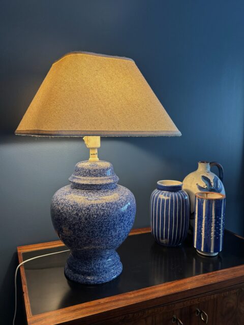 Elsk på denne blåspettede lampen i keramikk 💙 vintage Ikea fra 1990-tallet. Skulpturell lampefot og tilhørende firkantet skjerm i beige stoff. Moderne stikk. H opp til skjerm: 57 cm. Ø skjerm 34 cm, Ø fot nederst 16,5 cm. Et lite skår - nesten usynlig limt, helt nederst ved foten. (Reflektert i prisen). Pris: 1200 kr. Må hentes. Kjøpe nå med Vipps? Send melding.
❣️Bilder tatt hjemme hos meg, kun lampen er til salgs.