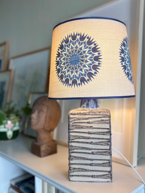 Vintage 1970s keramikklampe fra vesttyske Scheurich, midcentury modern/fat lava-stil. Duse fine farger i blått, beige og brunt. Opprinnelig en vase omgjort til lampefot. 1970-tallsskjermen klypes på lyspæra og passer ypperlig til med sitt tidstypiske mønster. Moderne stikk. Mål: H inkl skjerm 50 cm, Ø skjerm 29 cm nederst, lampefot 9 x 14 cm. Pris: 2500 kr. Kjøpe nå med Vipps? Send melding. Må hentes.
❣️Bilder tatt hjemme hos meg, kun lampen er til salgs.