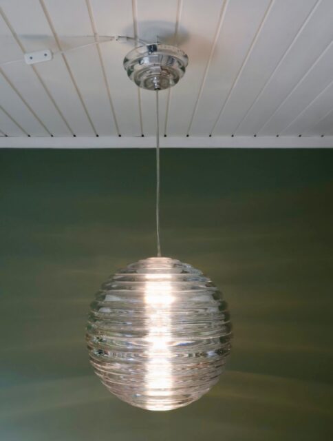 Press Sphere Pendant Medium av Tom Dixon, 2020 💫 Superkul takpendel i formpresset klart rilleglass, second hand designlampe. H opp til takkopp: ca 70 cm. Ø 30 cm. Vekt 9,5 kg (står på Tom Dixons nettside). Pent brukt, noen ørsmå riper, lite synlig. Pris: 4500 kr. (Nypris i butikk ca 9000 kr). Kjøpe nå med Vipps? Send melding. Obs! Lampen må hentes, sender dessverre ikke varer i posten.