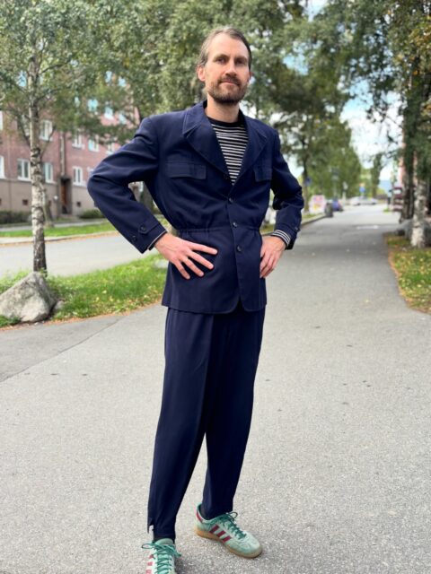 Sjekk det hvasse snittet, da! Fikk Audun til å prøve denne superstilige vintage skidressen i mørkeblå ullgabardin, skreddersydd i november 1952 hos Ansgar Granaas i Oslo 🤩 Denne V-silhuetten med brede, markerte skuldre og innsvingt midje ble populær allerede på 1940-tallet, veldig tidstypisk og samtidig veldig anvendelig også i dag. God kvalitet går aldri av moten. Buksen har strikk under føttene og legg i midjen, og den skal sitte godt i livet. Ikke noe lowrise her, nei! Audun på 190 cm /str 48/M er hakket for lang til denne dressen, som vil sitte ekstra fint på en litt lavere person med brede skuldre. Jakke ca herrestr M, bukse herrestr S (midje 76 cm). Dressen er i meget god vintagestand. Jakken er jo bare så fin og tøff til hverdags også! Og du blir garantert den best kledde i skiløypa med dette settet, som er 100 ganger mer classy og stiligere enn alt av teknisk moderne sportstøy som fås kjøpt i dag. Settet selges samlet. Pris på DM. Må prøves, selges kun i butikk. Søndagsåpent 12-16.