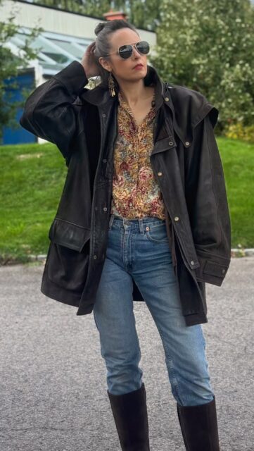 100 % Den. Kuleste. Skinnjakka. 👀 Vintage 1990-talls i mørkebrunt, tykt skinn, med kappe over skuldrene i ekte westernstil. Herrestr L. Dessverre for oversized til meg 😭😭 men jeg gjetter på at en av dere kommer til å passe den helt perfekt! 🤩 Må prøves, selges kun i butikk. Faste åpningstider onsdag til søndag.