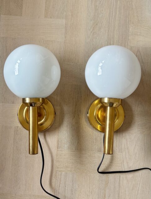 *SOLGT* Et par vintage danske vegglamper fra ABO, hvite glasskupler og messing. 1970-80-talls. Moderne stikk. Hele og pene. H ca 30 cm. Pris: 1200 kr pr stk. Kjøpe nå med Vipps? Send melding. Må hentes, sendes ikke.