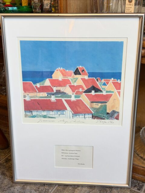 Grafikk/lito signert den danske billedkunstneren Johannes Meyer Andersen (1928-2005), 1990, med dikt av Sten Kaalø. Motiv fra Skagen i Danmark. Rammemål 45 x 65 cm. Pris: 1800 kr. Kjøpe nå med Vipps og hente i butikk? Send melding. Sendes ikke.