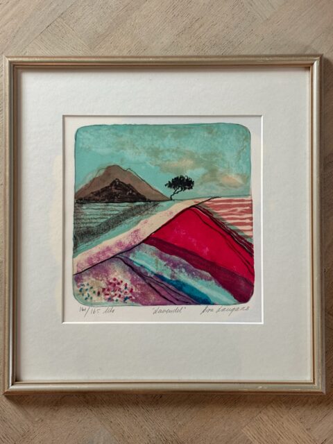 «Lavendel» av Eva Langaas (1940-2016), norsk kunstner. Litografi, signert og nummerert 161/165. Rammemål 47 x 45,5 cm. Pris: 2000 kr. Kjøpe nå med Vipps? Send melding. Må hentes, sendes ikke. 

#tidstypisk #tingsomtålertidenstann #evalangaas #kunsthjem #påveggen