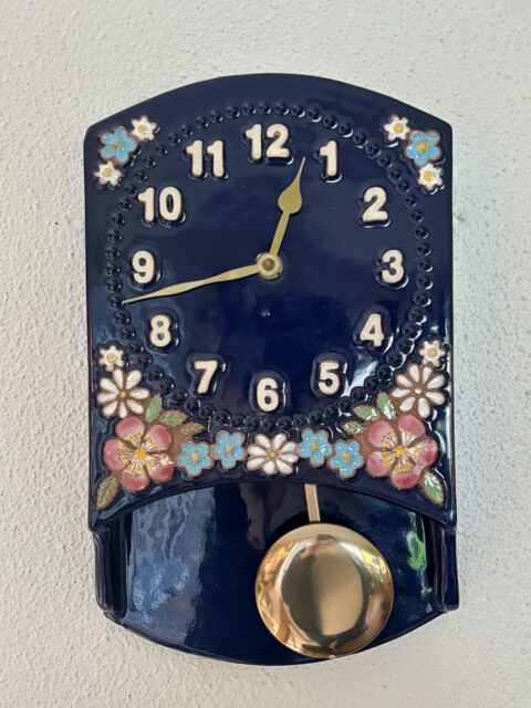 Supersøt veggklokke med blomster i keramikk fra svenske Jie, vintage 1980-talls. H 29, B 18, D 5 cm. Hel og fin. Bruker to stk standard AA-batterier. Oppheng bak. Pris: 899 kr. Kjøpe nå med Vipps? Send melding. Må hentes, sendes ikke.
