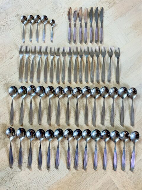 *SOLGT* Rillemønstret vintage-bestikk fra Gerlach, Polen, veldig likt finske Hackman Scandia både i design og størrelse. 57 deler selges samlet: 7 kniver, 17 gafler, 28 spiseskjeer, 4 teskjeer og 1 kaffeskje. Patina, noe bruksspor som normalt. Pris: 800 kr samlet. 🍴(Jeg kan evt vurdere å selge et sett med spiseskjeer for seg, dele opp så det blir 14 og 14). Kjøpe nå med vipps? Send melding. Må hentes.