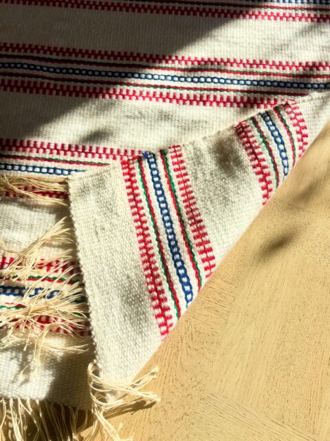 Vevd veggteppe i ull, flott vintage håndarbeid 🤍 beige øverst, deretter hvitt med mønsterborder i rødt, blått og grønt. Oppheng øverst. Veldig pent og i god vintagestand, noe svakt gult på det hvite et par steder, knapt synlig. Mål: opphengspinne 85 cm bred, selve veven måler B 75 x H 112 cm + frynser. Pris: 1200 kr. Kjøpe nå med Vipps og hente i butikk i løpet av uka? Send melding.