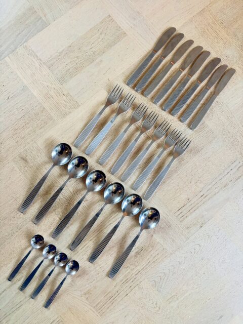 *SOLGT* Hackman, Finland🍴25 deler med vintage Hackman-Scandia bestikk i rustfritt stål, formgitt av Kaj Franck i 1952, i dag produseres bestikket av Iittala. Patina, litt bruksspor. 8 kniver (18,5 cm), 7 gafler (17,5 cm), 6 spiseskjeer (18 cm) og 4 teskjeer (12 cm) selges samlet for 1200 kr. Kjøpe nå med Vipps og hente i butikken? Send melding.