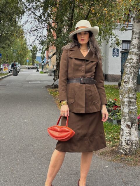 Lion d’Or vintagedrakt i brun ull 🤎 1970-talls, skjørt og innsvingt jakke, litt lengre modell. Young Idea ✨ Paris Fashion made in Switzerland ✨Superfin med tøffe detaljer, litt safaristil på jakken. Str XS/34-36. Midje skjørt 62 cm. I meget god vintagestand. (Jeg er 173 cm). Beltet hører ikke til, men kan kjøpes ved siden av. Vesken er også til salgs i butikk. Hatten er min egen. Drakten selges kun i butikk, den må prøves. Torsdag 14-18. 💋💋💋