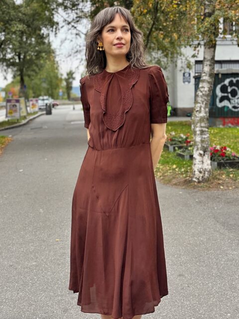 Nydelig sjokoladebrun kjole fra tidlig 1930-tall, ikke bare vintage, men straks antikk! 🤎 Dette er en sjelden kjoleskatt med nydelige detaljer og flott snitt, puffermer, volangkrage foran, og dekorative sømmer /drop waist-markering på skjørtet. Lukkes med to hemper i nakken. Passer en dagens str 36, ermene er noe trange nederst. Må prøves, selges kun i butikk.