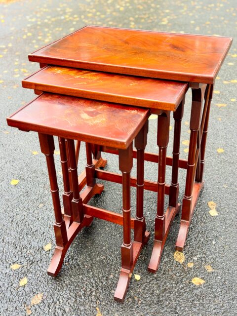 Vintage settbord i mahognifiner med ben som ser ut som bambus, veldig populært før i tiden. Flott glød. Patina på bordplatene. Det største bordet måler 40,5 x 56, H 64 cm. De tre småbordene selges samlet for 2200 kr. Kjøpe nå med Vipps? Send melding.