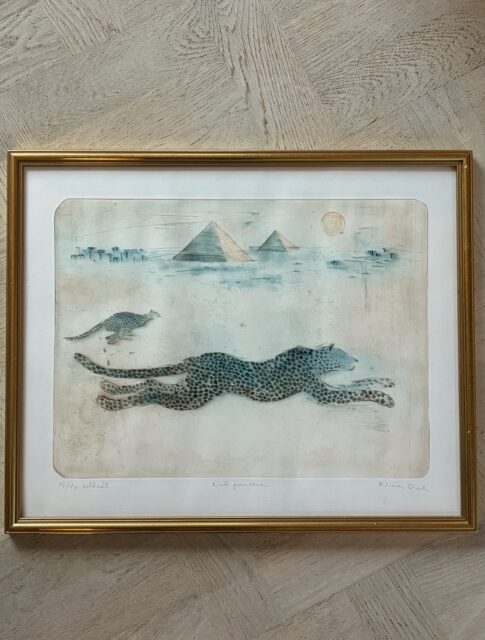 *SOLGT* «Natt pantere» grafikk, koldnål, nr 15/40, signert signert Nina Due (f. 1948) norsk grafiker og billedhugger. Gullfarget ramme, mål 48 x 38 cm. Noe bølget papir. Pris: 1900 kr. Kjøpe nå med Vipps? Send melding. Må hentes, sendes ikke.