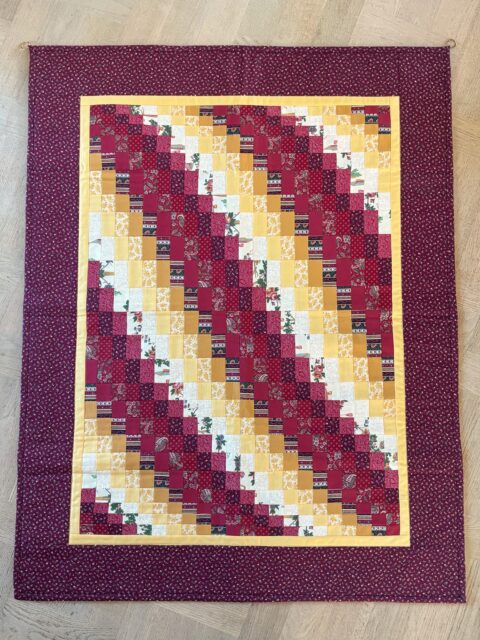Et nydelig stykke håndarbeid 😍 Vegghengt patchwork/ lappeteppe i superfine stoffer i vinrødt, gult og hvitt, oppheng øverst i hvert hjørne. Ant. 1990-talls. 78 x 100 cm. Pris: 1200 kr. Kjøpe nå med Vipps? Send melding. 🍁

#tidstypisk #tingsomtålertidenstann #lappeteppe #veggteppe #håndarbeid