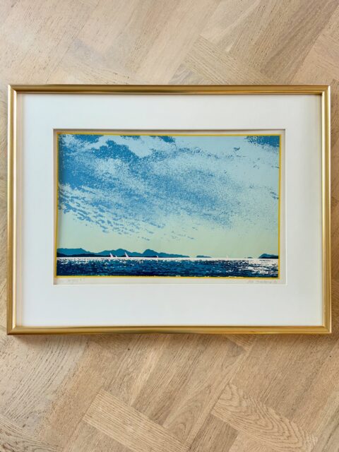 *SOLGT* Sommerlig serigrafi fra 1982 signert Lasse Berntzen (f. 1954), nummerert 55/100. Lyserosa seilbåter og gul strek rundt motivet gir det lille ekstra! Bakplaten på rammen er løs og trenger å festes bak, slik at også det grafiske trykket sitter godt og rett i rammen. Priset deretter. Rammemål 60 x 46,5 cm. Pris: 1200 kr. Kjøpe nå med Vipps? Send melding. Må hentes.