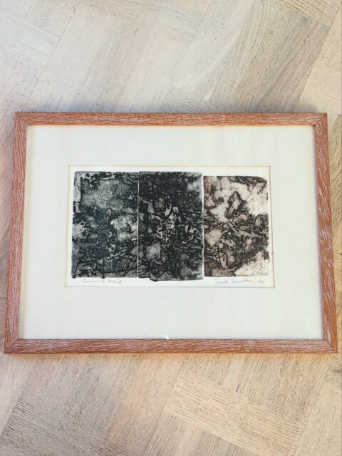 *SOLGT* Signert grafikk fra 1965 av Erik Eriksen (1923-1976), norsk grafiker og maler. Norsk kunstnerleksikon på nett skriver følgende om Eriksen: «han hadde sin første separatutstilling av grafikk i Kunstnerforbundet i 1965. Teknikken var etsing med koldnål på kobber, sink og jern. Nonfigurative motiver, han eksperimenterte med strekens virkninger og variasjoner (…) I 60-årene var maleriene mørke og dramatiske med tunge og mettede jordfarger. Komposisjonen er innordnet et geometrisk mønster av tilnærmede rektangulære felter». Dette grafiske trykket er rammet inn i glass og eikeramme med mål 49 x 37 cm. Noe patina, litt bølget passepartout. Pris: 1200 kr. Kjøpe nå med Vipps? Send melding. Må hentes, sendes ikke.