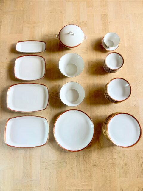 50 deler Purpur, Jubileum fra Porsgrund Porselen 🍽️❤️✨ Norsk 1960-talls midcentury porselensservise, støpen heter Jubileum og ble formgitt av Eystein Sandnes i 1958, et klassisk og tidløst design. Jubileum finnes med flere ulike dekorer, dette er altså Purpur med mønster i rødt og gull. Det passer så fint nå til høst og vinter, og er et utmerket juleservise også! Håndvask er sterkt anbefalt når det gjelder serviser med gullkant, slik at ikke denne forsvinner. Serviset er pent og i god vintagestand, kun ørlite patina, og inneholder følgende deler: 
15 middagstallerkener 
12 dype asjetter 
12 dessertskåler (1 m/ørsmå loppebitt på gullkant)
1 sauseskål med asjett
1 gryte med lokk (noen små nagg innside lokk) 
1 høy bolle
1 lav bolle
1 rundt serveringsfat
1 lite avlangt fat
1 firkantet fat (med nagg/skår)
SELGES SAMLET FOR 2000 kr! Må hentes, sendes ikke. Kjøpe nå med Vipps? Send melding ❤️