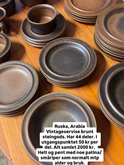 Ruska, Arabia, Finland. Populært servise i brunt steingods, formgitt på 60-tallet av Ulla Procopé. Visste du at «ruska» betyr «høstfarger» på norsk? 🍂 Sveip og se bilder for info 👉🏻 44 ass deler - selges helst samlet for 2000 kr. Pent, helt og i god vintagestand, noe patina som småriper i glasur, som normalt mtp alder/bruk. Noe fargeforskjell, ulike produksjoner. Kjøpe nå med Vipps? Send melding. Må hentes, sendes ikke. 🍂🤎🍂🤎🍂