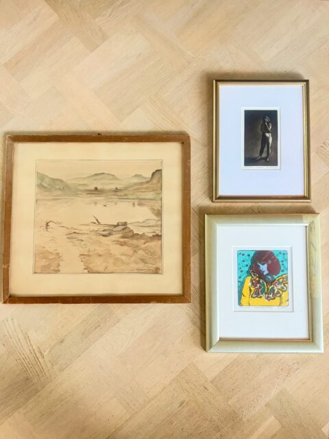 Mer kunst til salgs! 1000 kr stk for disse. Sveip 👉🏻 for mer info 🖼️ Kjøpe nå med Vipps og hente i butikk? Send melding 📨 Åpent onsdag 14-18. Bilder sendes ikke, må hentes.

Landskapsmotiv i duse jordfarger fra 1945, akvarell (?) og blyant, signert Bjarne Halvorsen (1896-1948), norsk maler og tegner fra Haugesund. Treramme med litt patina, 49 x 44,5 cm. Pris: 1000 kr.

«Sommerfuglkvinnen», signert litograf av Bjørn Saastad, ifølge FineArt en ettertraktet norsk kunstner. Nummerert 26/47. Sølvfarget ramme med noe patina, 29,5 x 35,5 cm. Lysmål motiv 15 x 17 cm. Pris: 1000 kr.

«Funderer» mezzotint (grafikk) fra 1997 signert den norske kunstneren Jon Olav Helle (f. 1952), nr 5/30. Gullfarget ramme 25,5 x 33 cm. Lysmål motiv ca 16 x 10 cm. Pris: 1000 kr.
