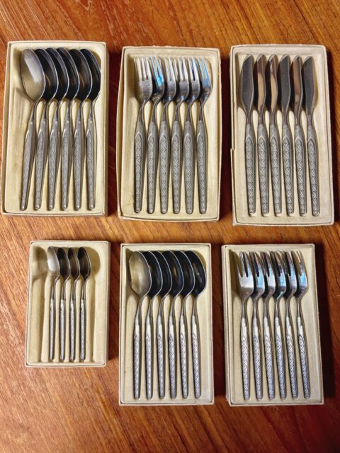 Hardanger-Tinn ✨Vintage norsk bestikk med pent stjernemønster, 1970-talls, i tinn og rustfritt stål. I originale esker: 6 kniver, 6 gafler, 6 spiseskjeer, 6 kakegafler, 6 isskjeer og 4 teskjeer. Selges helst samlet, 34 deler, 1500 kr for alt. I god vintagestand med bitte litt patina. Eskene mangler lokk. Kjøpe nå med Vipps? Send melding.