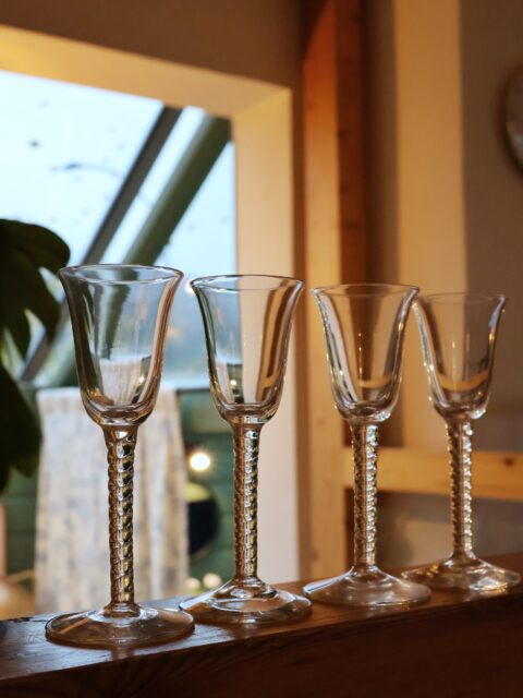 4 x Løiten drammeglass med tvunnet stett, designet av Ståle Kyllingstad for Hadeland glassverk i 1939. Vintage. H 14 cm. Hele og pene. Pris: 150 kr stk - selges samlet. Kjøpe nå med Vipps? Send melding. Alt av glass må hentes i butikken, jeg sender ikke knuselige ting i posten.