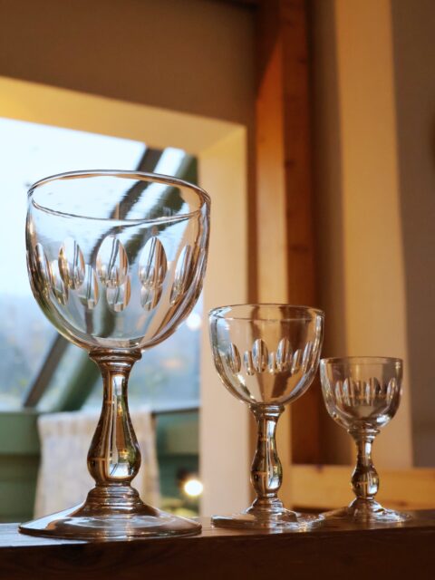 Vintage Ebba B med olivenslip fra Hadeland Glassverk, i produksjon fra 1902-1940. Jeg har:
7 x likør, H 9,5 cm, pris: 125 kr stk
8 x snaps/akevitt, H 7 cm, 99 kr stk. 
*SOLGT* 7 x rødvinsglass, H 14 cm, pris: 179 kr stk 
👉🏻 Kjøpe nå med Vipps og hente i butikken? Send melding. Sender ikke glass eller annet knuselig i posten. 

#tidstypisk #tingsomtålertidenstann #ebbabglass #vintagehadelandglass