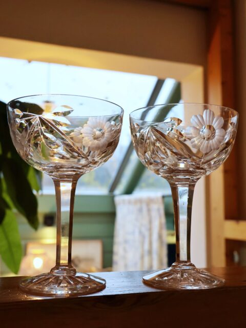 11 særdeles vakre, vintage coupe/sorbet/champagne-glass i krystall, muligens fra Kosta Boda. Passer også til brus, vann, vin etc. H 13,5 cm. Tunge og flotte med blomster og fasettslipt stett. Pris: 200 kr stk. Kjøpe nå med Vipps og hente i butikk? Send melding. Sendes ikke. 

#tidstypisk #tingsomtålertidenstann #vintageglass #krystallglass
