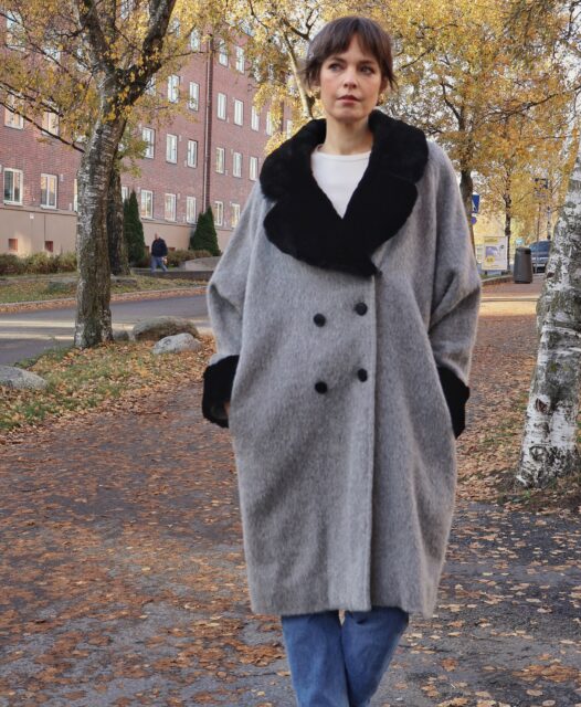 Nydelig og lun vintagekåpe i grå, hårete og myk ull, typ mohair/lama/alpakka, ikke merket inni, og med sort pels på krage og mansjetter. Pelsen er ikke avtagbar. Kåpen er foret. Vid kokongfasong, str L, eller oversized til str M. Altfor stor til meg som er en str S, 173 cm hører for strreferanse. I meget god vintagestand. Må prøves, åpent i dag torsdag 14-18. ✨🍁

#tidstypisk #tingsomtålertidenstann #vintageklær