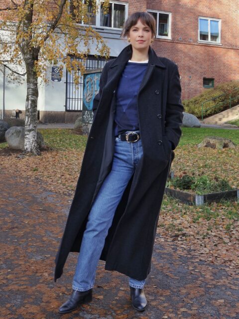 Klassisk 90-talls minimalisme 🍂 Koksgrå, nesten sort 1990-talls lang kåpe i 80 % ull fra Bla-Bla. Dobbeltspent med belte i livet, ellers en lett antydning til innsving i midjen. Str 38. I god stand, pen! Kom innom butikken for å prøve. 🍂🍁