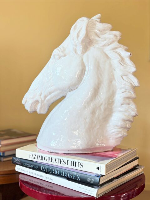 Står hest på ønskelista? 🐴Stor og flott, ant. vintage, skulptur i keramikk, H 45 cm, fra mule til man ca 40 cm. Ikke signert, men kanskje italiensk? Svært dekorativ. Pris: 2500 kr. 👉🏻Sveip for stor katt som størrelsesreferanse 😻 ❣️Bilder tatt hjemme hos meg, kun hest til salgs❣️ Kjøpe nå med Vipps og hente i butikk? Send melding. Sendes ikke.