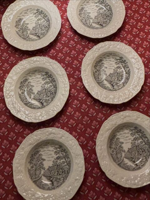 Et sett med seks vintage dessertskåler med dust gråsort English Scenery-mønster fra Crown Ducal AGR. Hele og pene, ørlite krakelering i glasur. Ø 17 cm. 600 kr for settet. Må hentes. Kjøpe med Vipps? Send melding 🍽️