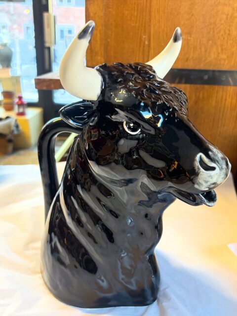 Jarros okse-mugge i glasert keramikk fra Bordallo Pinheiro, Portugal. Second hand - ser så å si ubrukt ut. Rommer 1,5 l. Pris: 1100 kr. (nypris i butikk er 1549 kr). Kjøpe nå med Vipps? Send melding! Må hentes, sende ikke. 🐂