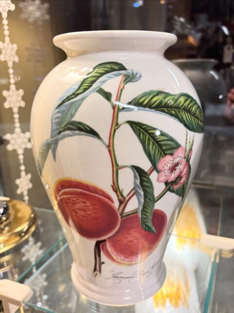 Fin og akkurat passe 1990-tallsnostalgisk vase med Pomona fruktmotiv, «Grimwoods Royal George» fra engelske Portmeirion. I produksjon fra 1982-2000-tallet. H 27 cm. 499 kr. Kjøpe nå med Vipps? Send melding. Må hentes, sendes ikke.