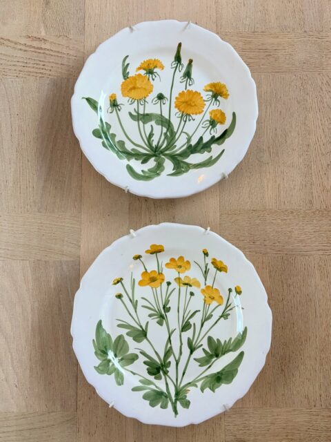*SOLGT* To nydelige håndmalte pyntetallerkener med oppheng av Sverre Brat, norsk keramiker og maler (1925-2015). Vintage 💛 Smørblomst og løvetann 🌼 Ø 26 cm. En liten hårsprekk i den ene på undersiden på løvetann. Disse blir superfine på kjøkkenveggen! Selges samlet for 600 kr. Kjøpe nå med Vipps? Send meg en melding. Må hentes, sendes ikke.